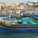Nel porticciolo di Marsaxlokk, a Malta, i caratteristici luzzu con il tradizionale occhio beneaugurante sulla prua - Foto © C. P.